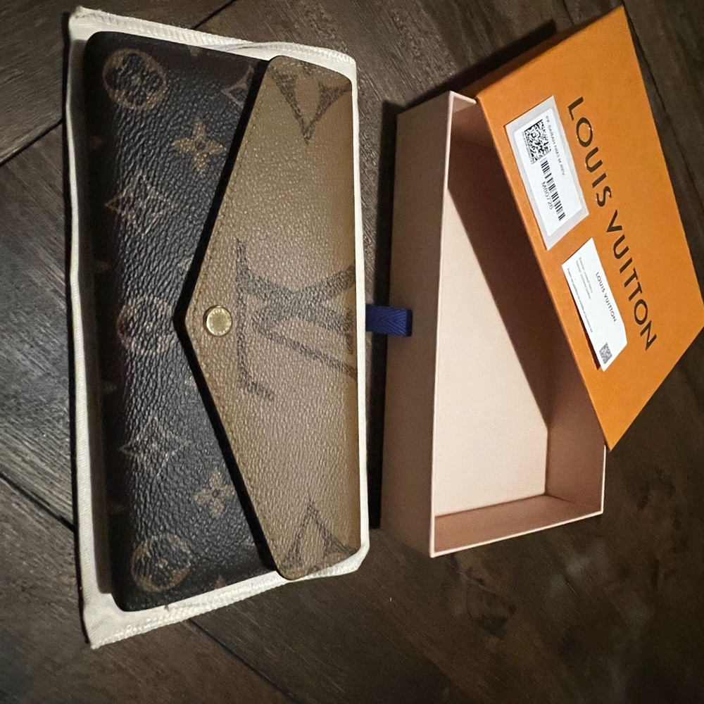 Barely Used LIKE NEW Louis Vuitton Sarah Wallet